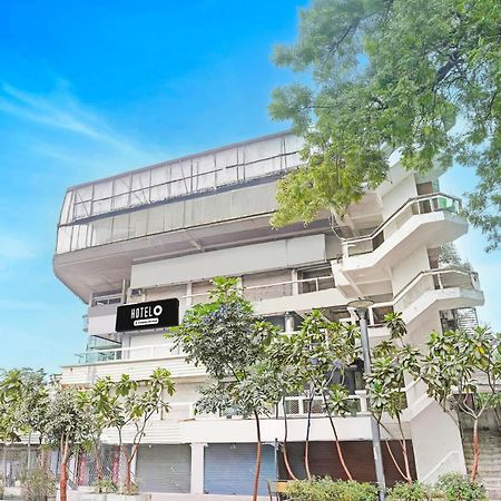 Super Hotel O Navrangpura Cg Road Formerly Hotel Yugraj Ахмедабад Екстериор снимка
