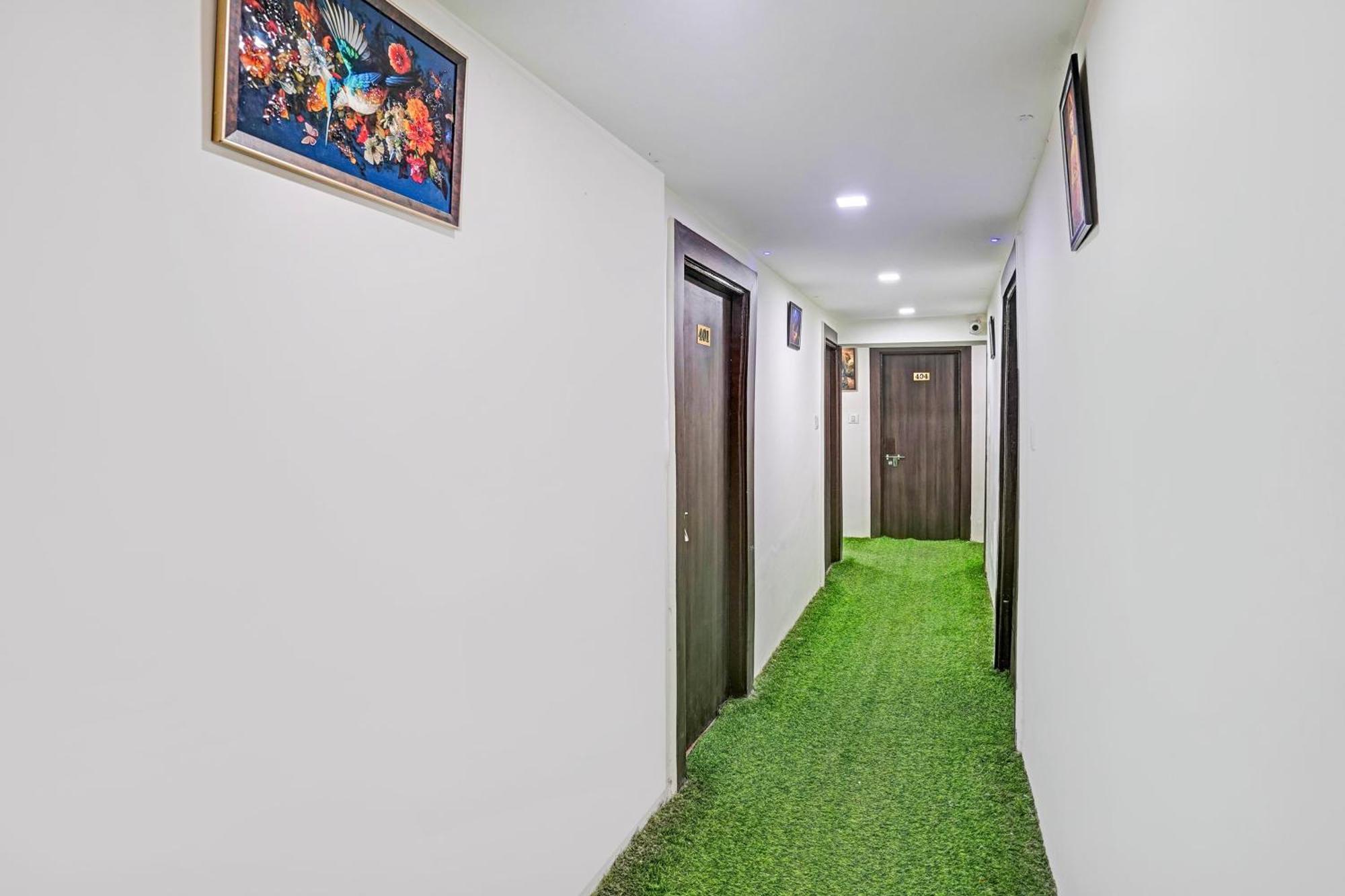 Super Hotel O Navrangpura Cg Road Formerly Hotel Yugraj Ахмедабад Екстериор снимка