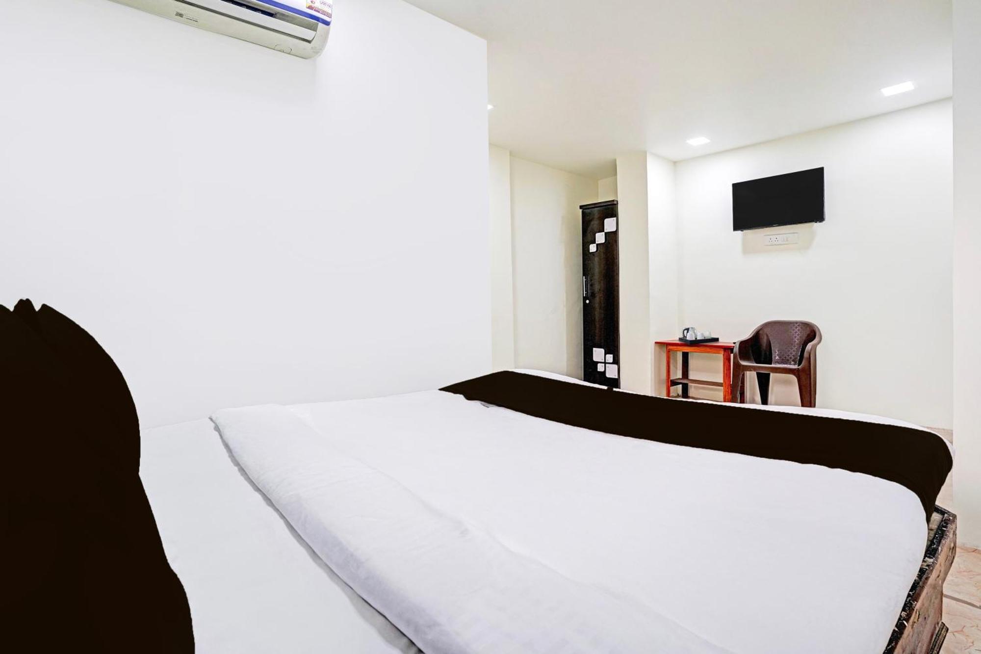 Super Hotel O Navrangpura Cg Road Formerly Hotel Yugraj Ахмедабад Екстериор снимка