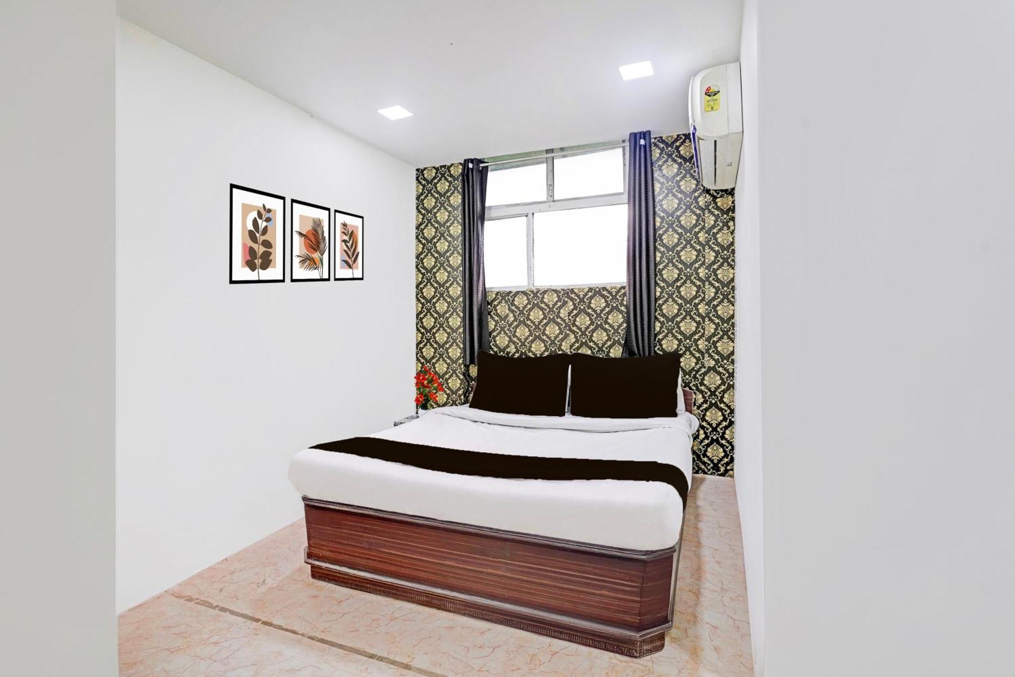 Super Hotel O Navrangpura Cg Road Formerly Hotel Yugraj Ахмедабад Екстериор снимка