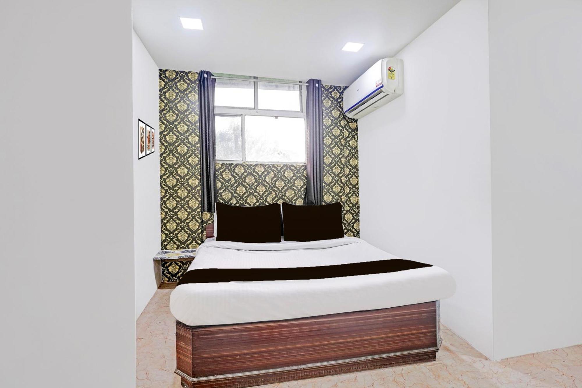 Super Hotel O Navrangpura Cg Road Formerly Hotel Yugraj Ахмедабад Екстериор снимка