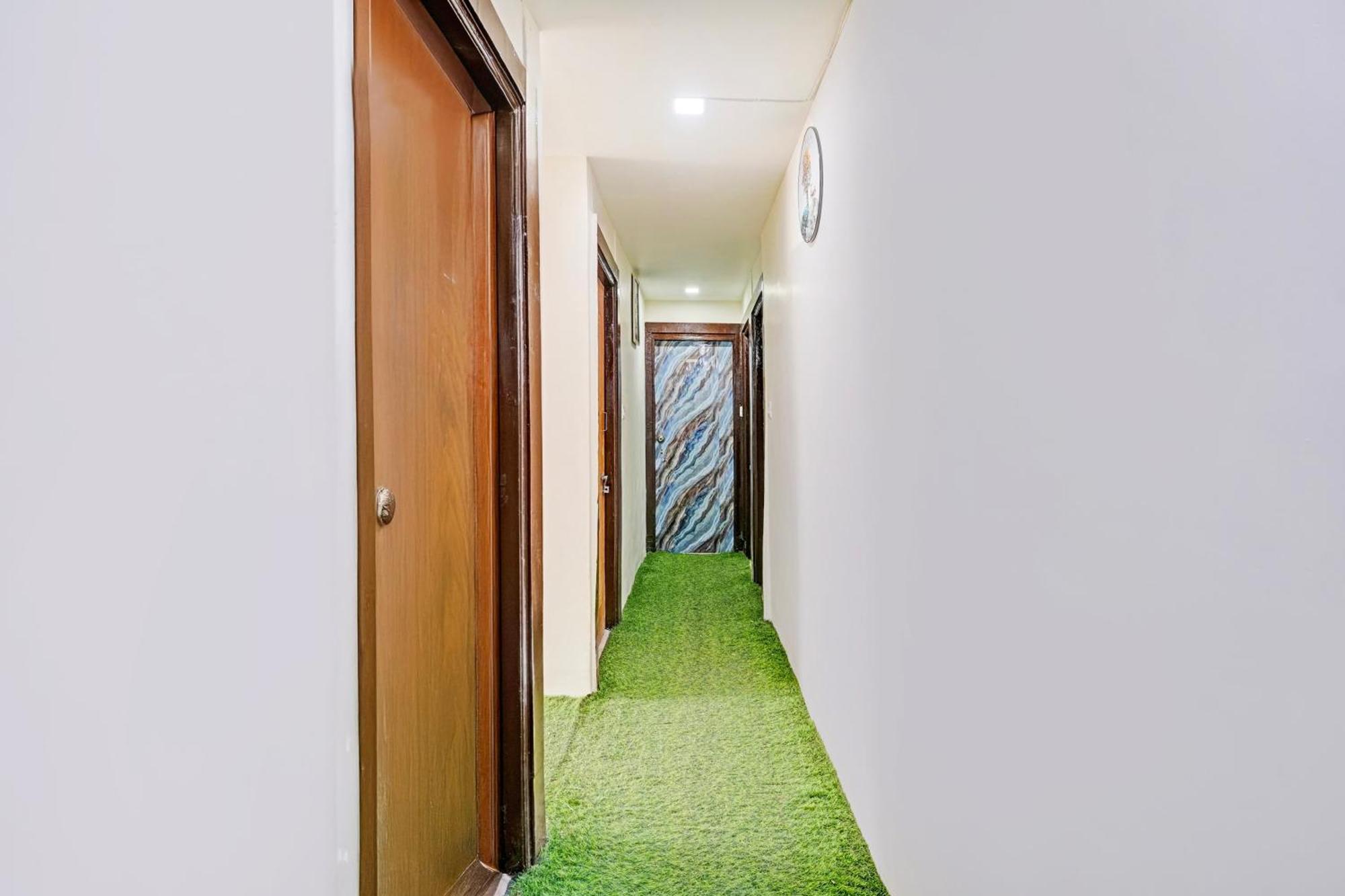 Super Hotel O Navrangpura Cg Road Formerly Hotel Yugraj Ахмедабад Екстериор снимка