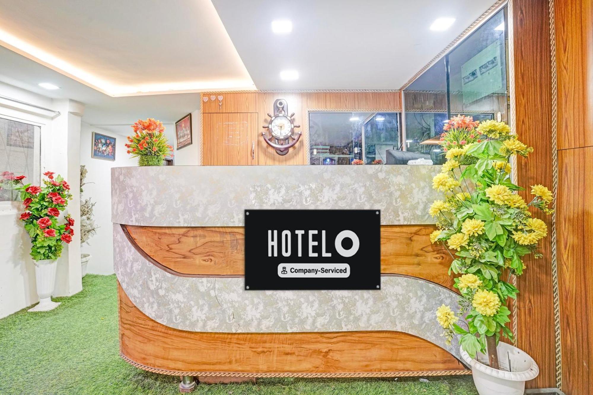 Super Hotel O Navrangpura Cg Road Formerly Hotel Yugraj Ахмедабад Екстериор снимка