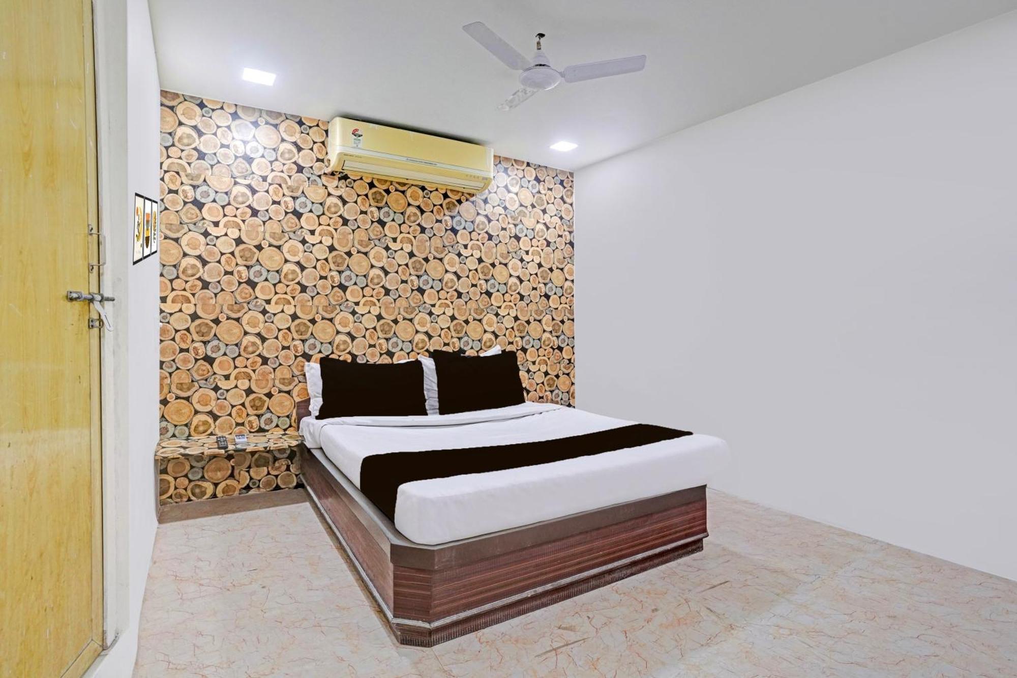 Super Hotel O Navrangpura Cg Road Formerly Hotel Yugraj Ахмедабад Екстериор снимка