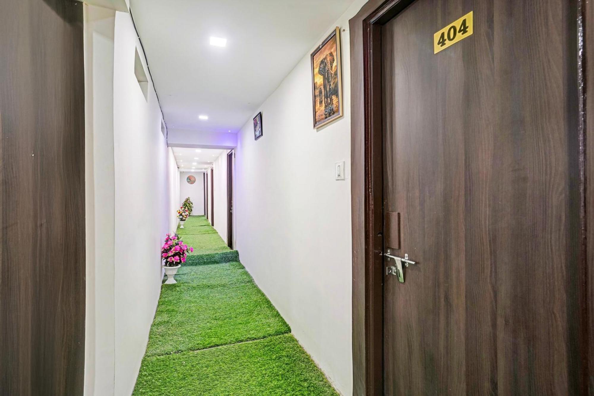 Super Hotel O Navrangpura Cg Road Formerly Hotel Yugraj Ахмедабад Екстериор снимка