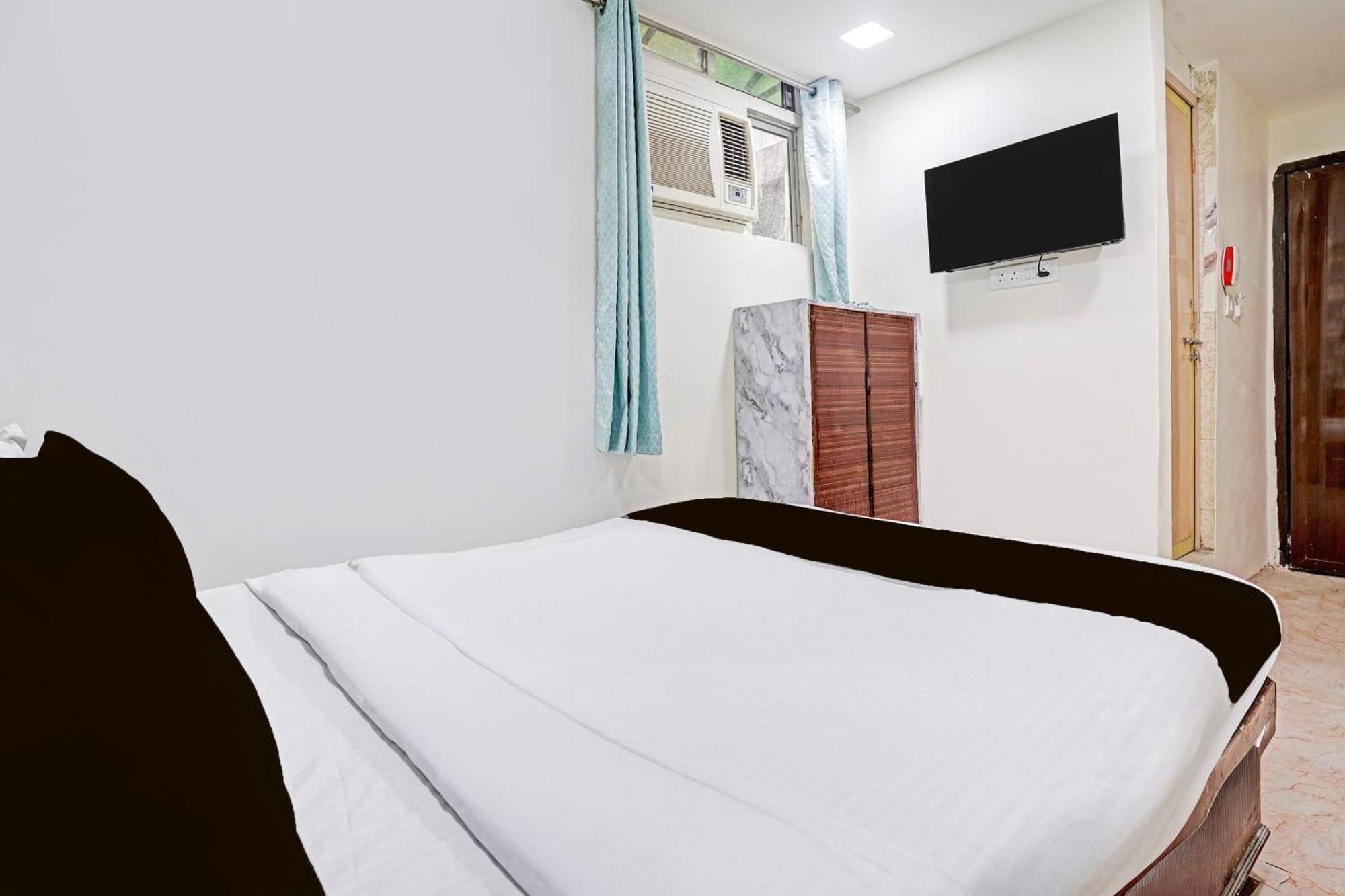 Super Hotel O Navrangpura Cg Road Formerly Hotel Yugraj Ахмедабад Екстериор снимка