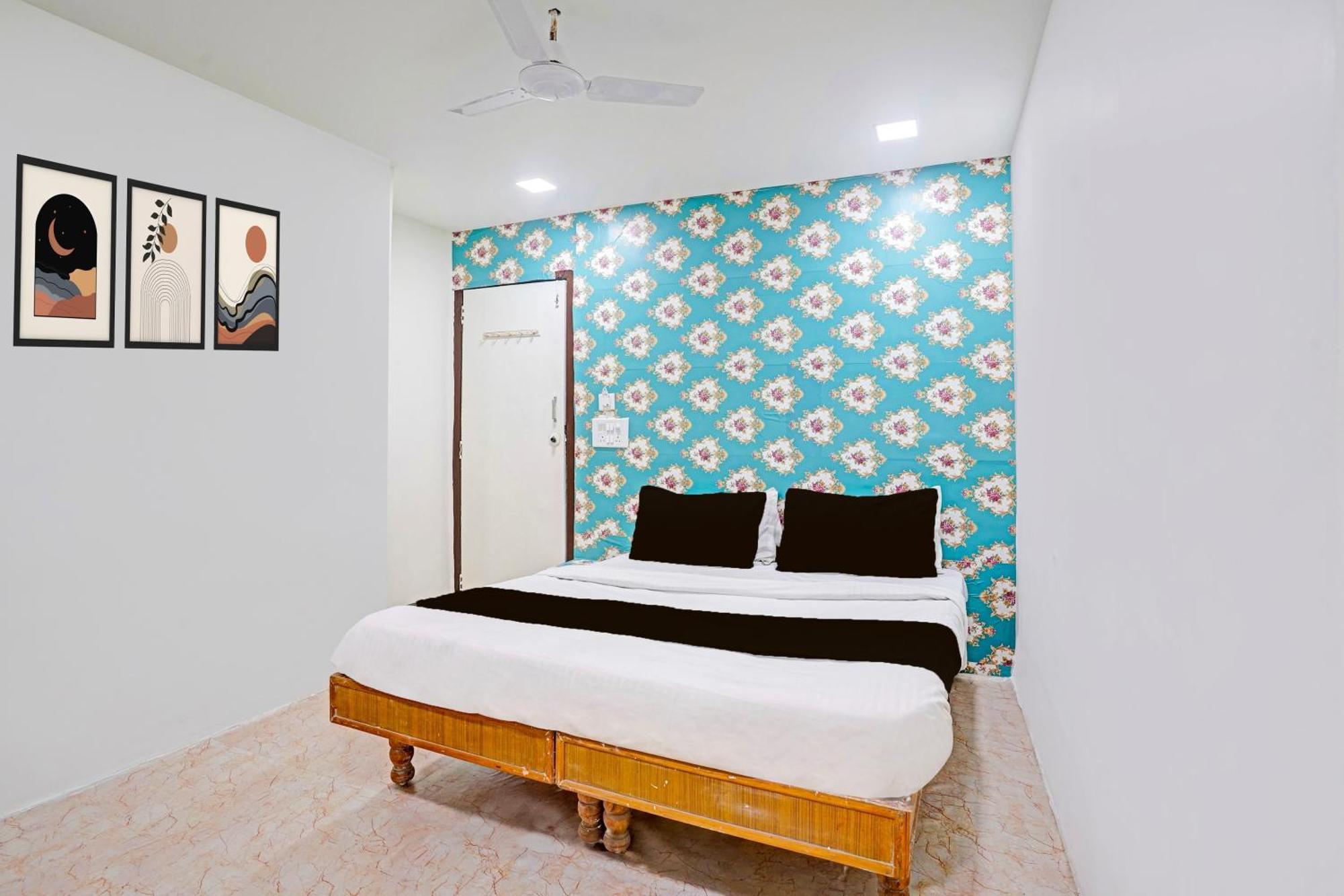 Super Hotel O Navrangpura Cg Road Formerly Hotel Yugraj Ахмедабад Екстериор снимка