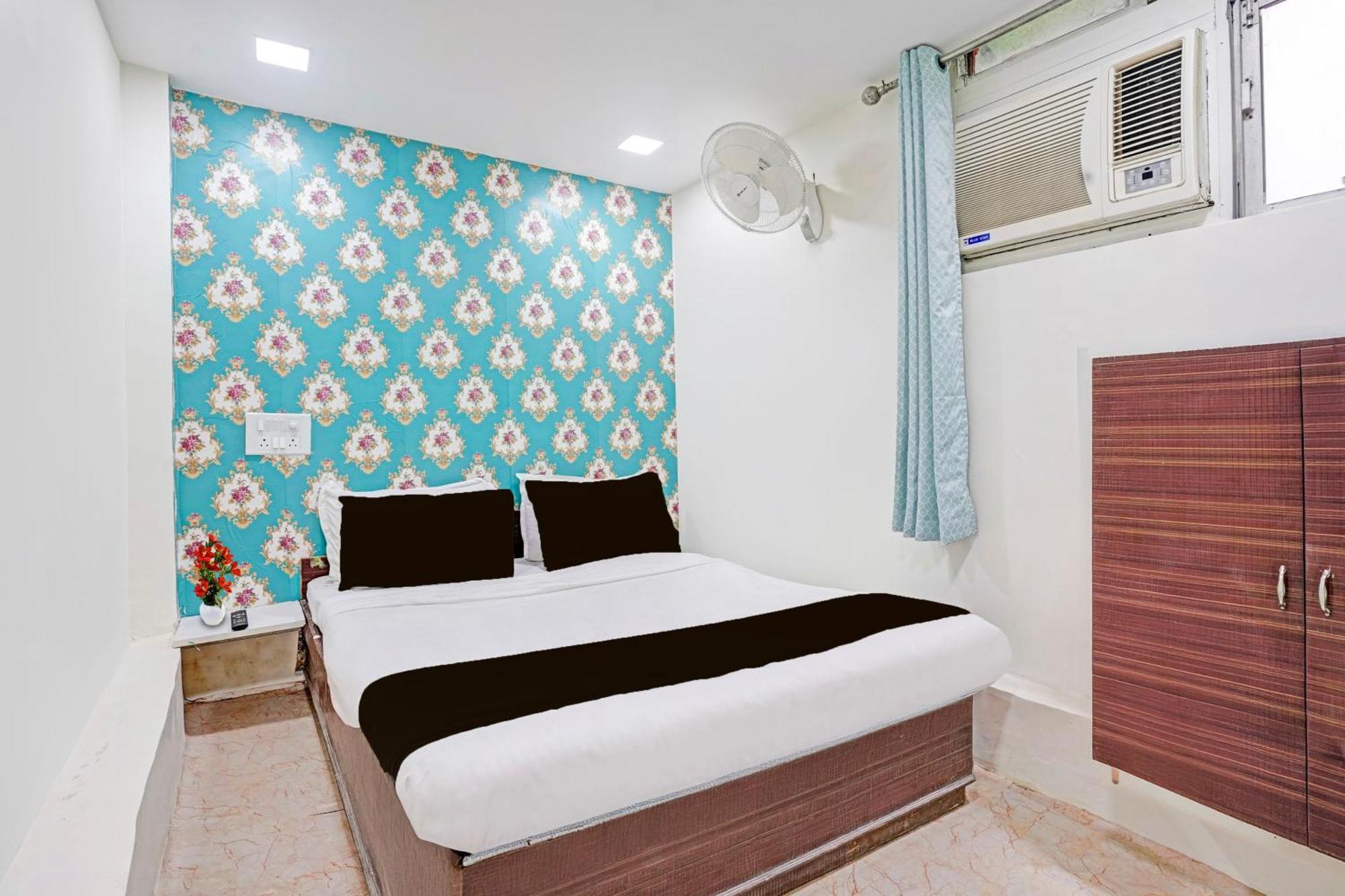 Super Hotel O Navrangpura Cg Road Formerly Hotel Yugraj Ахмедабад Екстериор снимка
