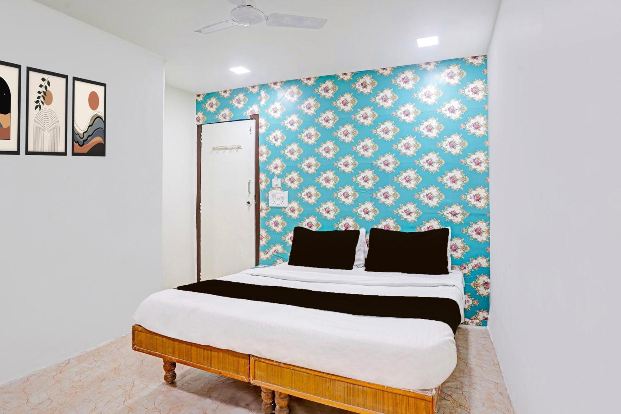 Super Hotel O Navrangpura Cg Road Formerly Hotel Yugraj Ахмедабад Екстериор снимка