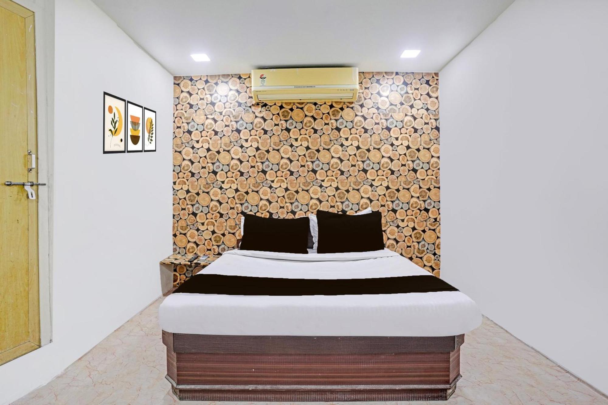 Super Hotel O Navrangpura Cg Road Formerly Hotel Yugraj Ахмедабад Екстериор снимка