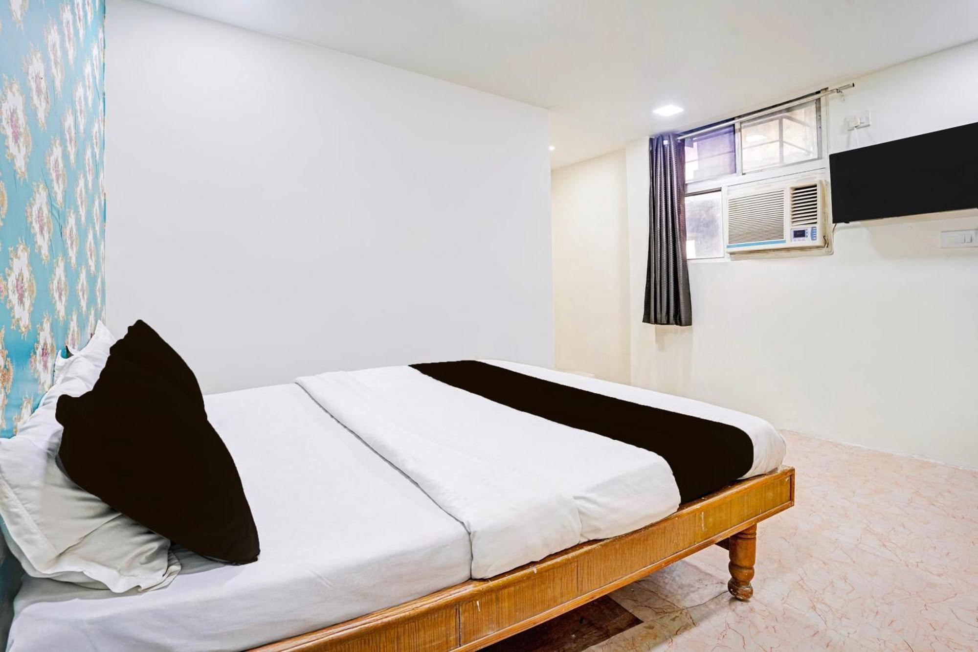 Super Hotel O Navrangpura Cg Road Formerly Hotel Yugraj Ахмедабад Екстериор снимка