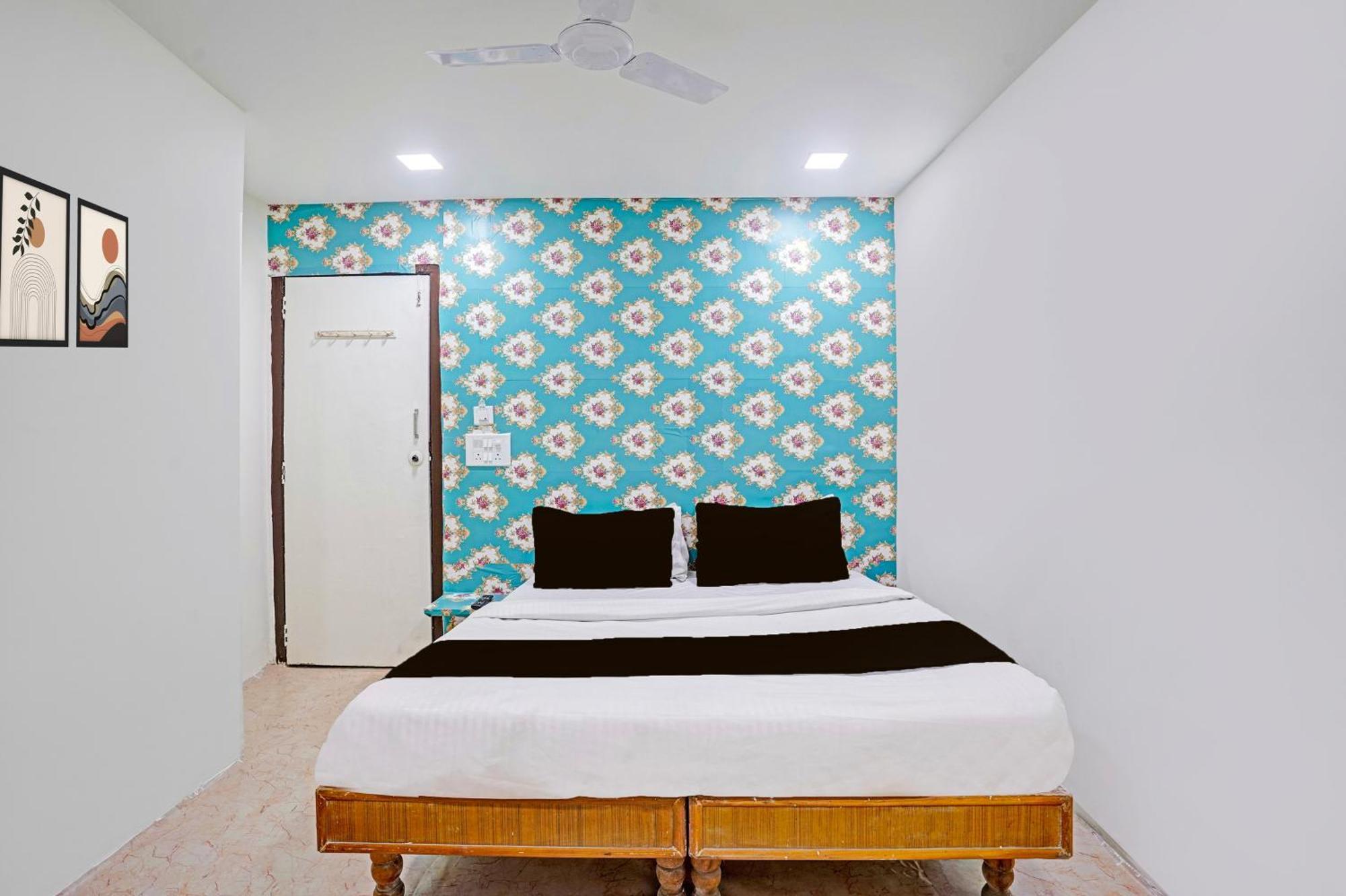 Super Hotel O Navrangpura Cg Road Formerly Hotel Yugraj Ахмедабад Екстериор снимка